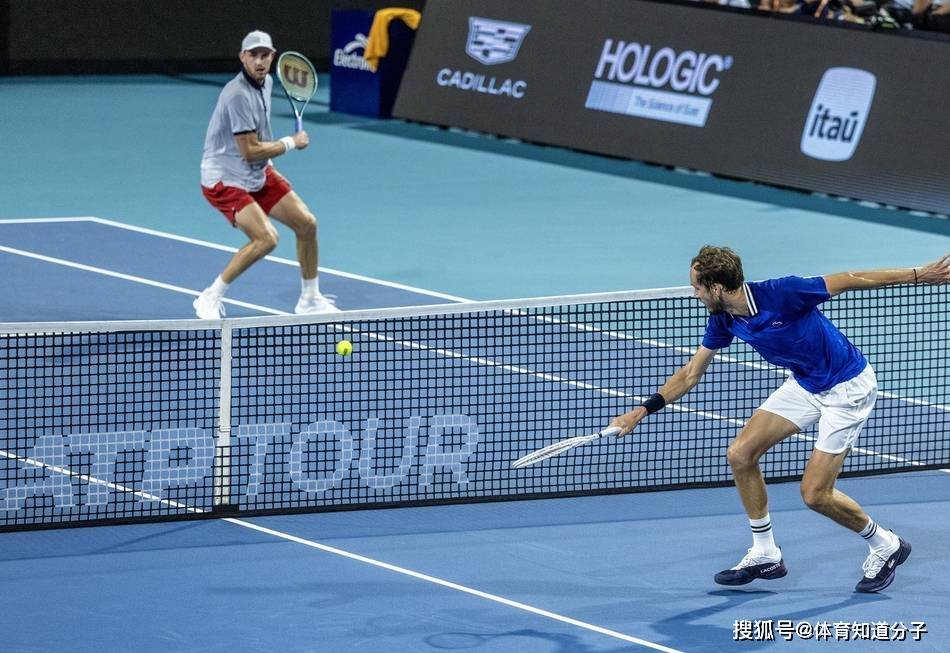 包含西班牙网球队险胜德国网球队，梅德韦杰夫惊艳世界的词条