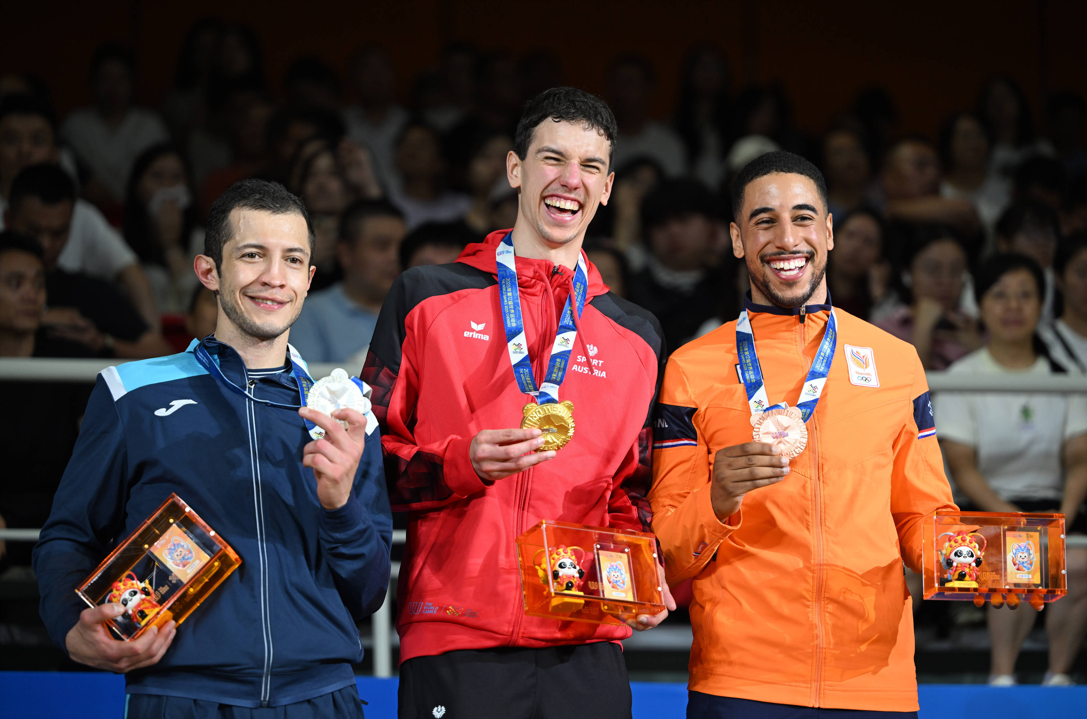 体操比赛中，巴西选手夺得男子组冠军