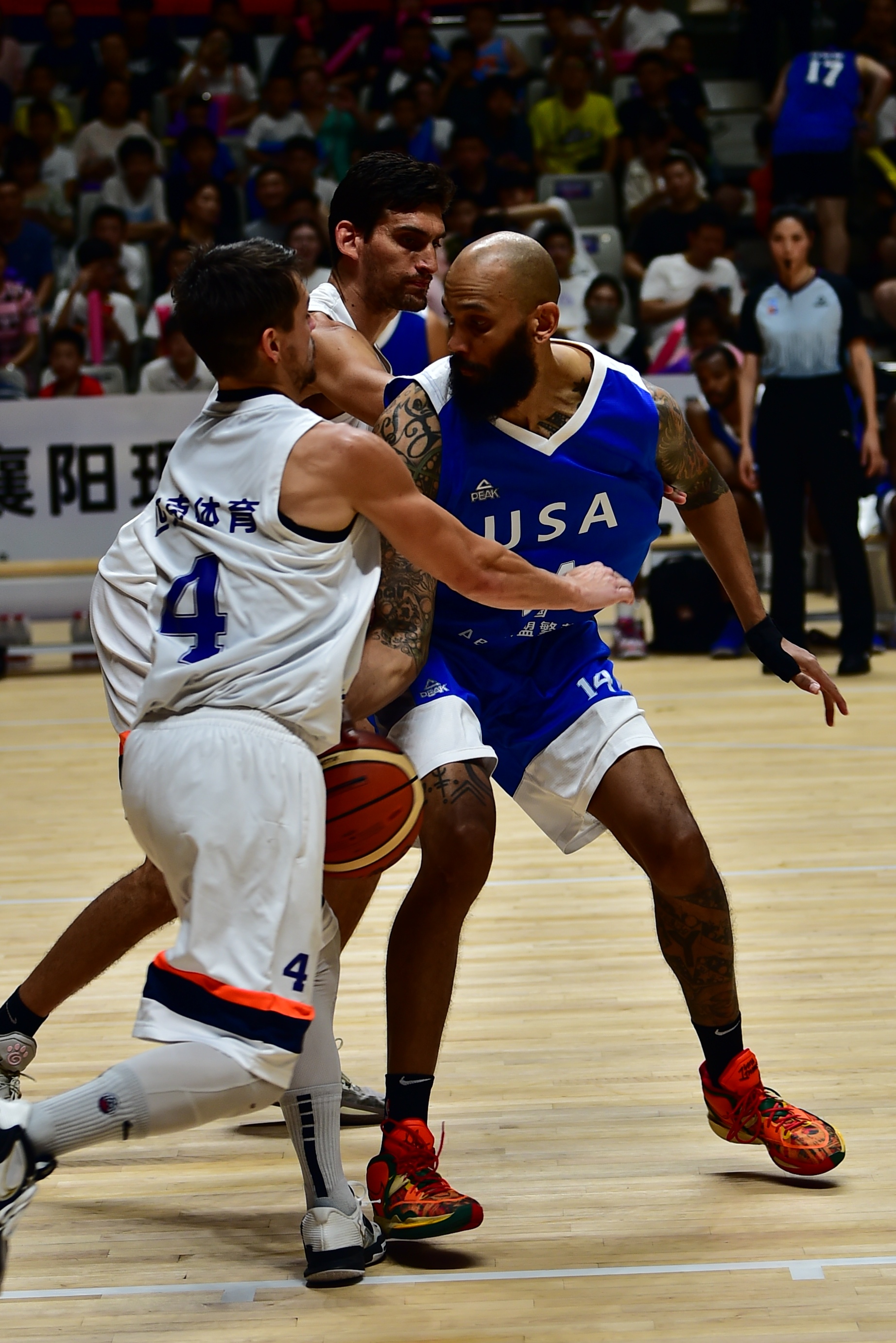 篮球运动员在国际赛场上表现抢眼