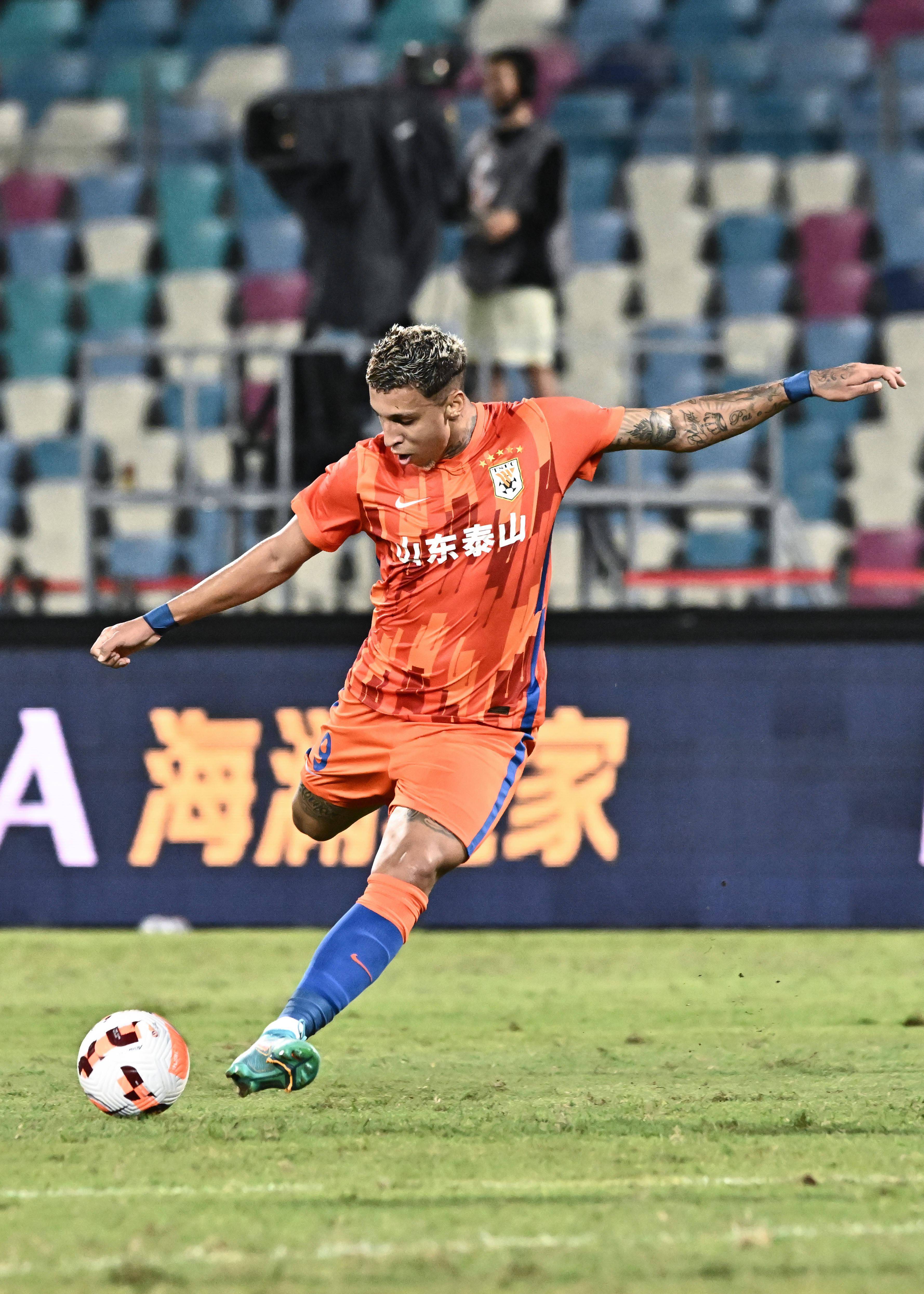 关于巴塞罗那面临困境，队伍士气低迷的信息