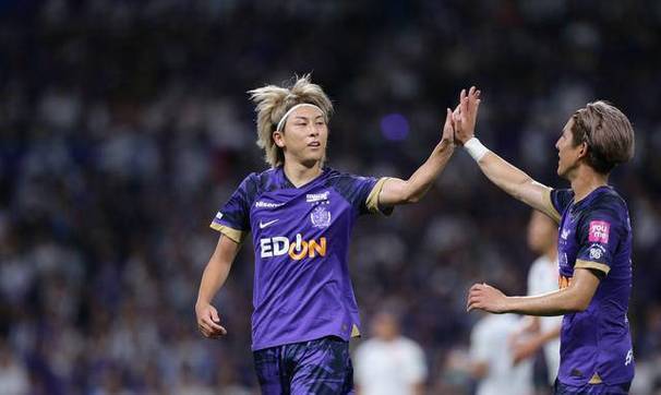 广岛三箭队拼尽全力，搏击赛场晋级机会