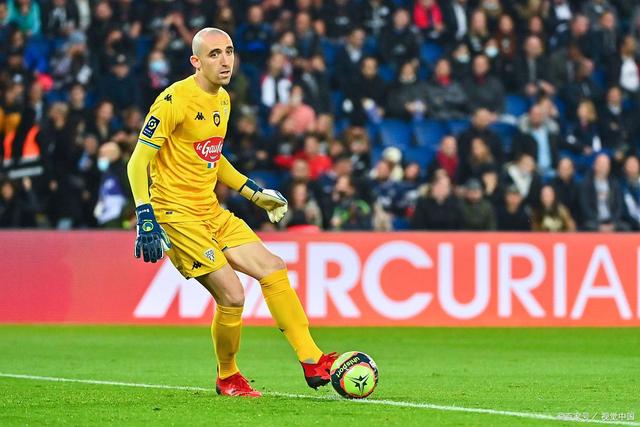 包含波尔多客场逆转圣埃蒂安，重返胜利的词条