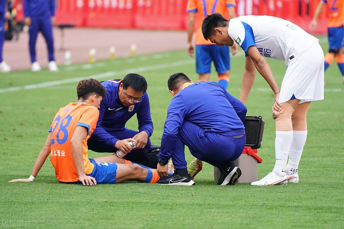 恒大队员受伤，赛季面临挑战
