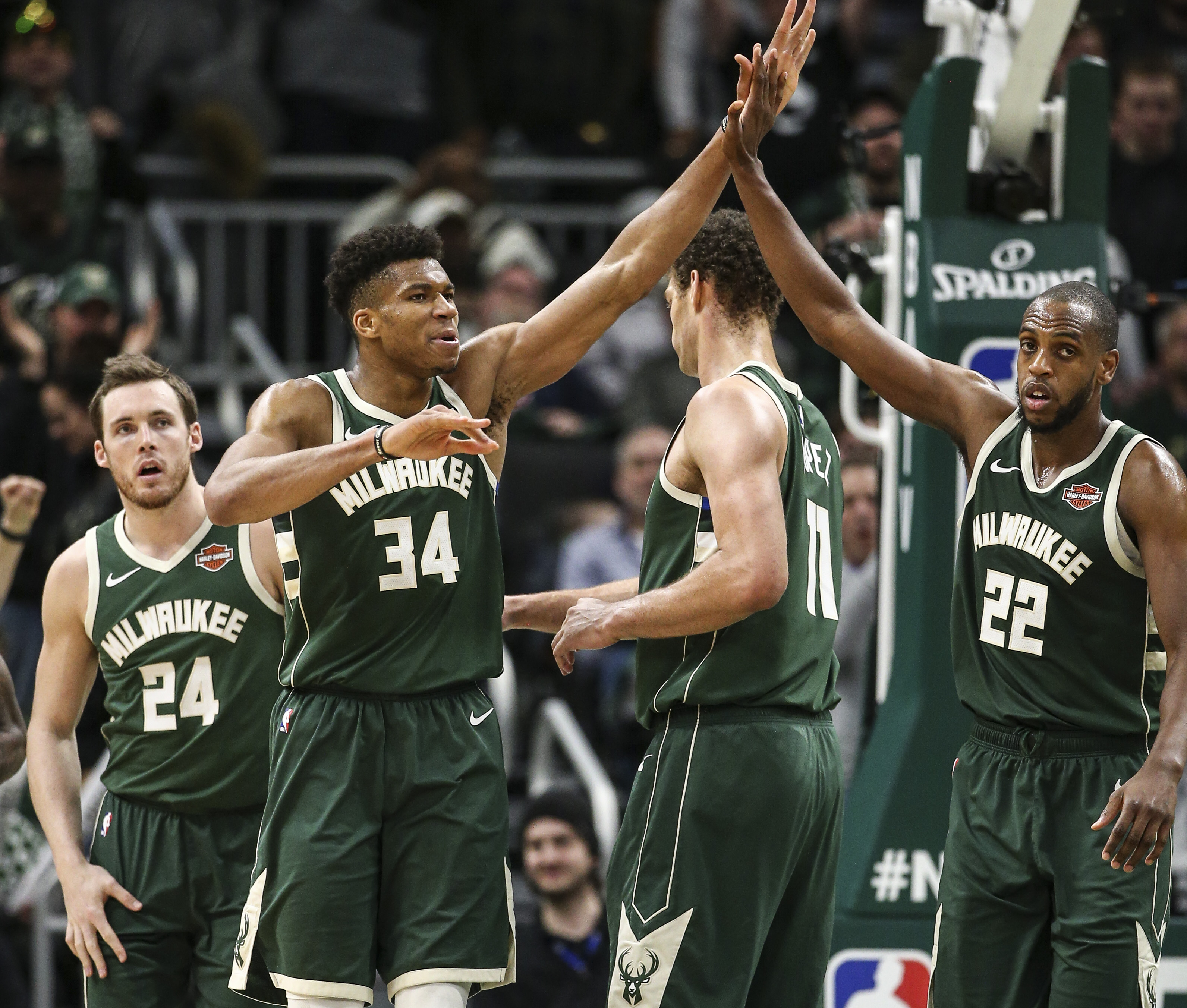 雄鹿大将受伤,球队以团结战胜老鹰的简单介绍 雄鹿大将受伤,球队以团结战胜老鹰的简单介绍