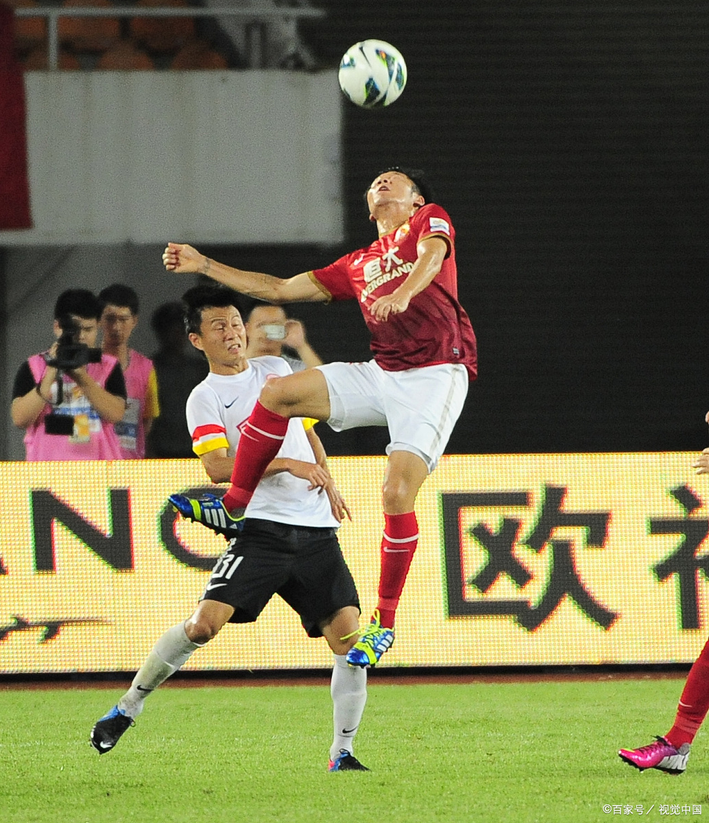 关于拼尽全力！球场上的激情碰撞的信息