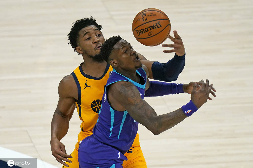 包含黄蜂完胜巴西男篮，萨姆·米切尔绝境逆转的词条