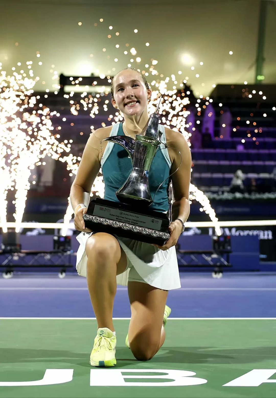 包含美国网球队完胜德国网球队，瓦林卡打破历史纪录的词条