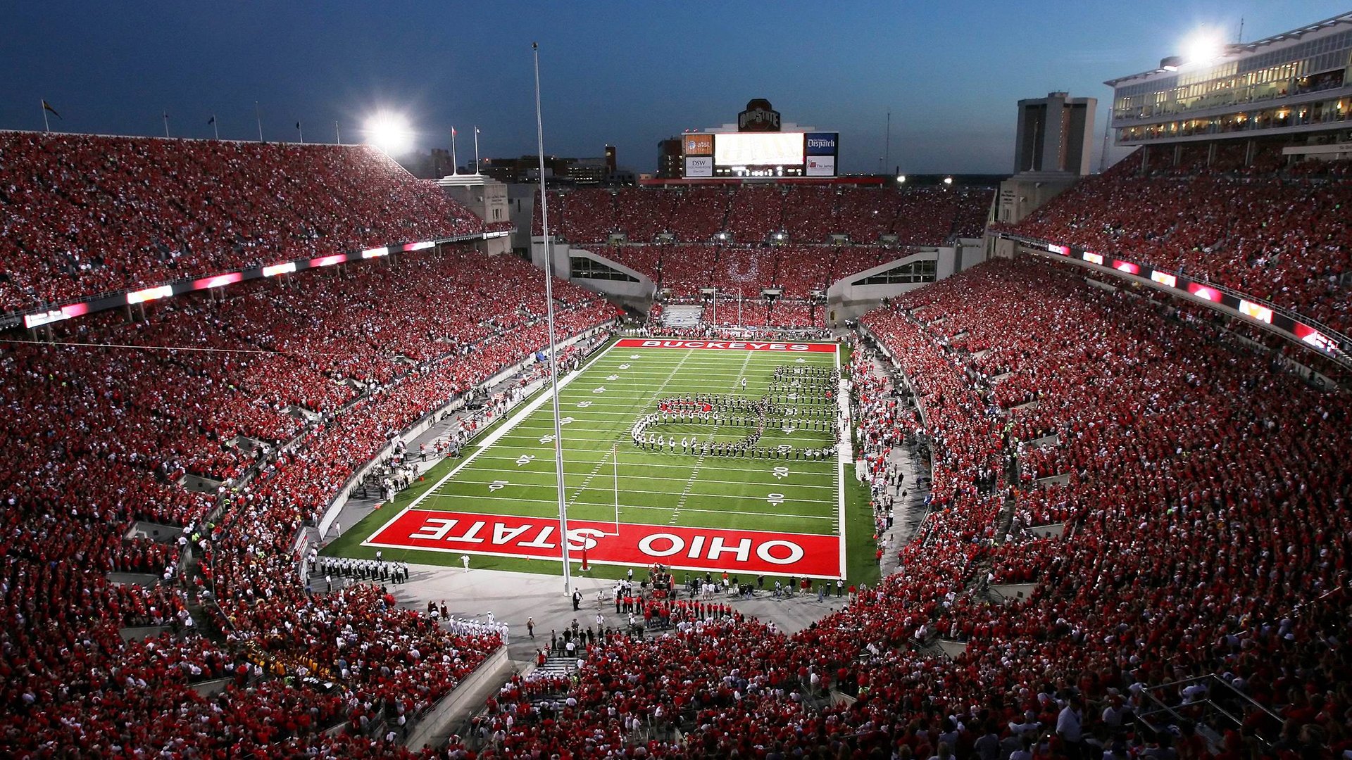 绿茵场上的双重叙事,洪都拉斯火力压制马赛,梅西完成自我救赎