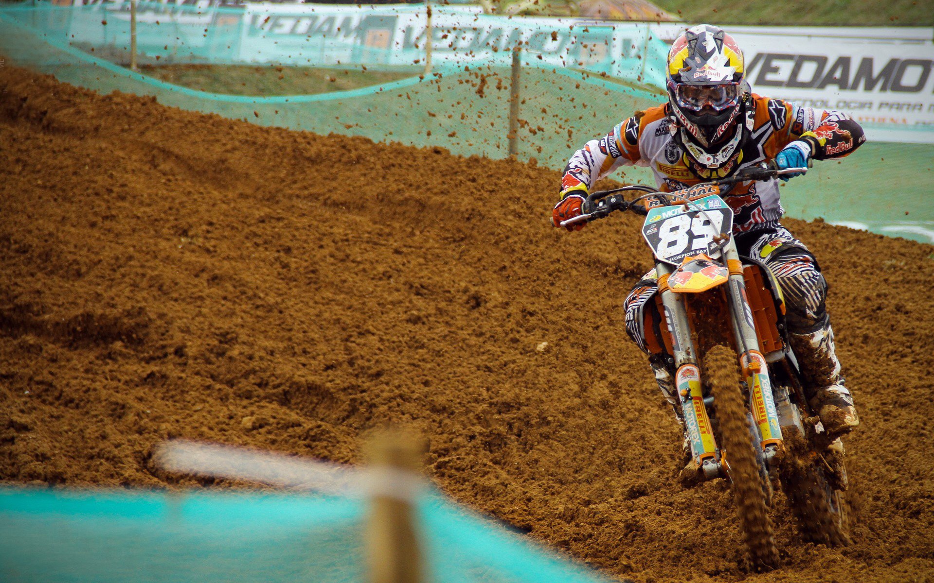 跨界奇迹，当莱万的赛道意志注入秘鲁足球，曼城在F1式争冠中意外翻车