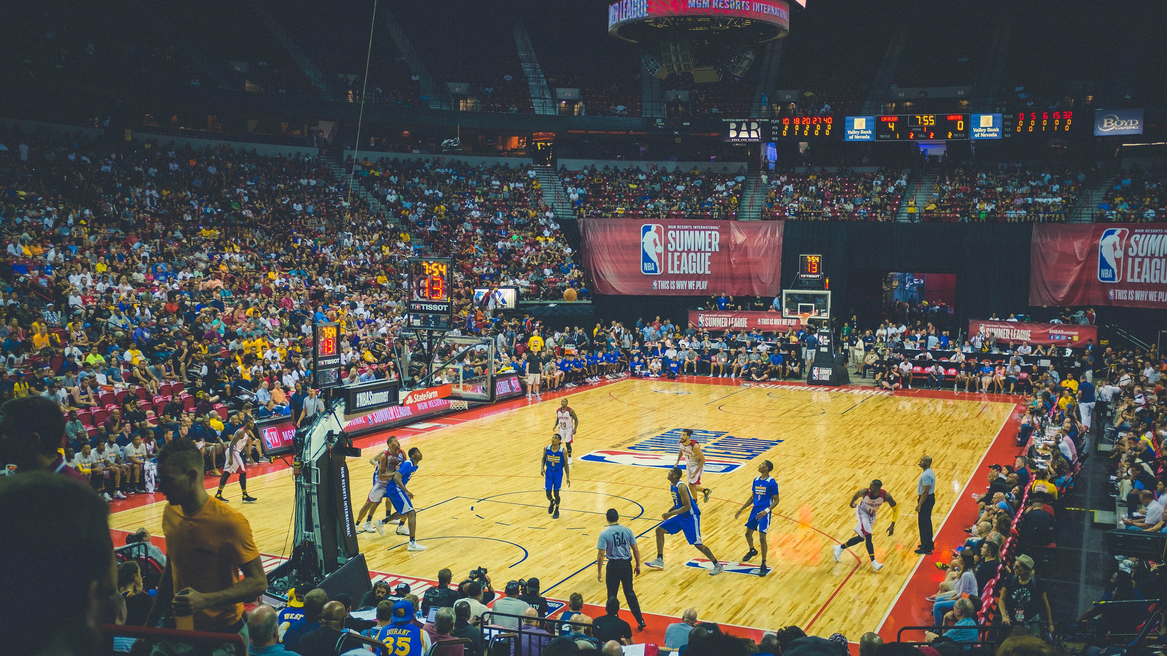 福克斯狂飙37分主宰全场！76人鏖战雷霆，末节封神锁定最佳无争议